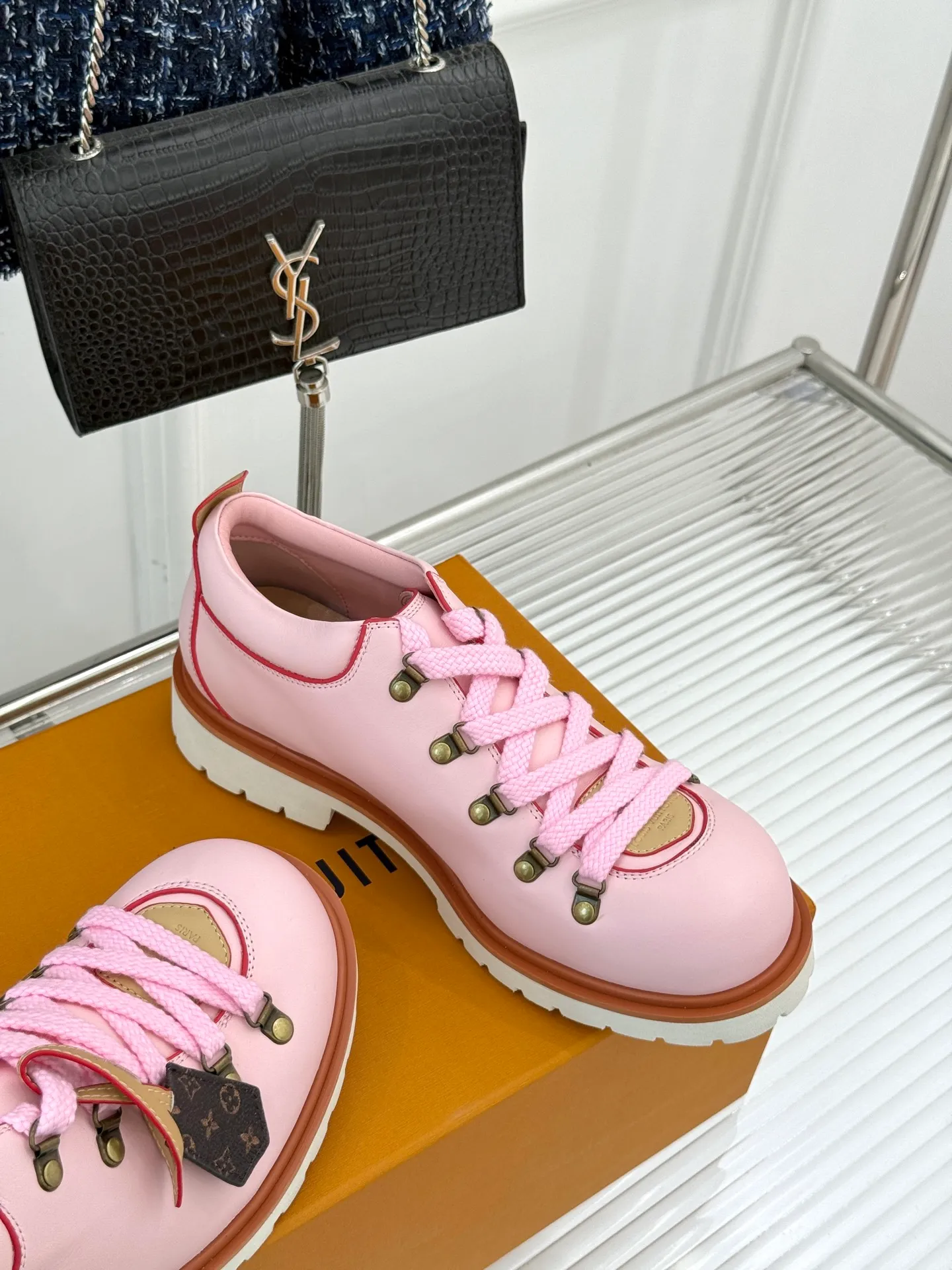 P720 LV Remix derby 25WF new product, the top version of couple's derby shoes, uses classic as the base color to reshape the fashion style✨ Various colors break the monotony. Black is cool, brown is retro, pink is sweet, and blue is fresh. Suitable for different styles of wear🎨 The delicate leather fits the foot shape and the shoelace details hide ingenuity. It is a fashion symbol of walking and steps on the forefront of the trend every step of the way. Start your own style journey🚶‍♀️ The fabric is made of first-layer cowhide, the inner pads are all sheepskin, the original molded custom TPU non-slip outsole size: Female: 35-41 (40/41 customized) Male: 39-46 (45/46 customized)